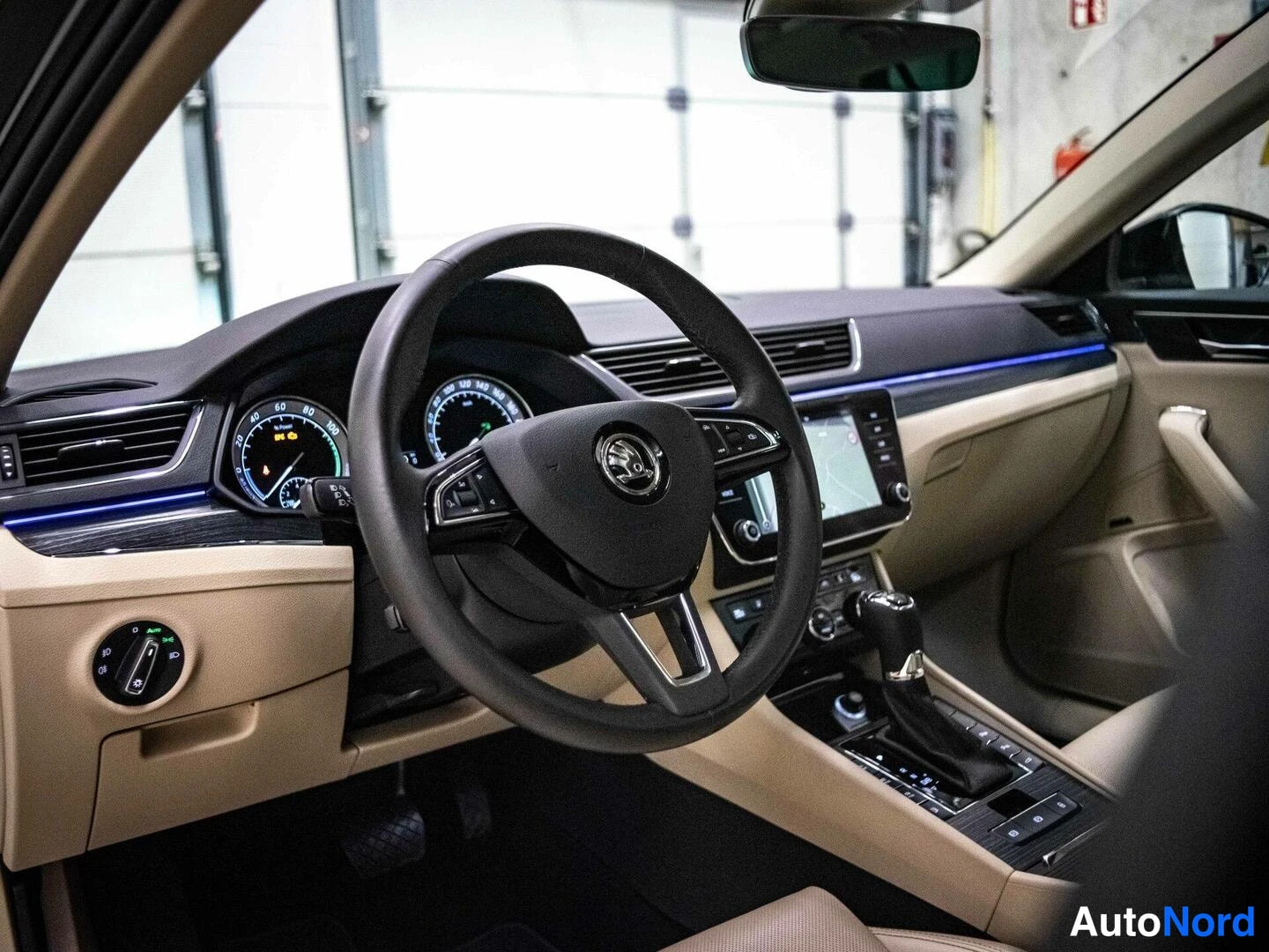 Musta Skoda Superb 2020, ohjaamo, kuva 9