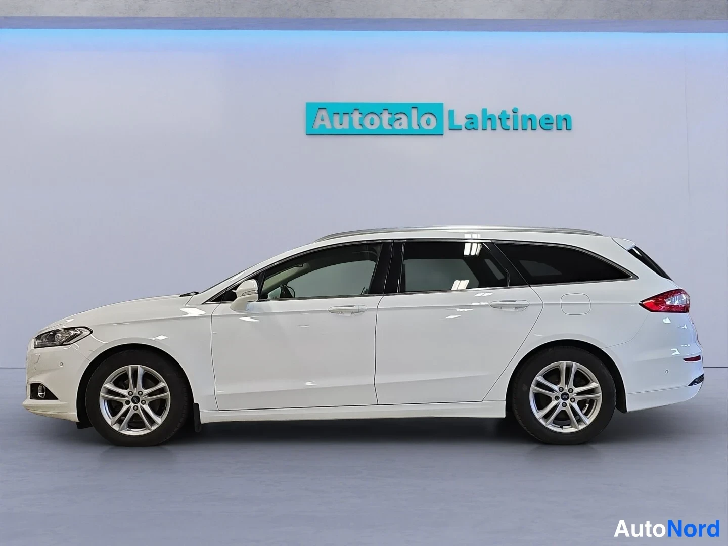 Valkoinen Ford Mondeo 2017, sivulta, kuva 4