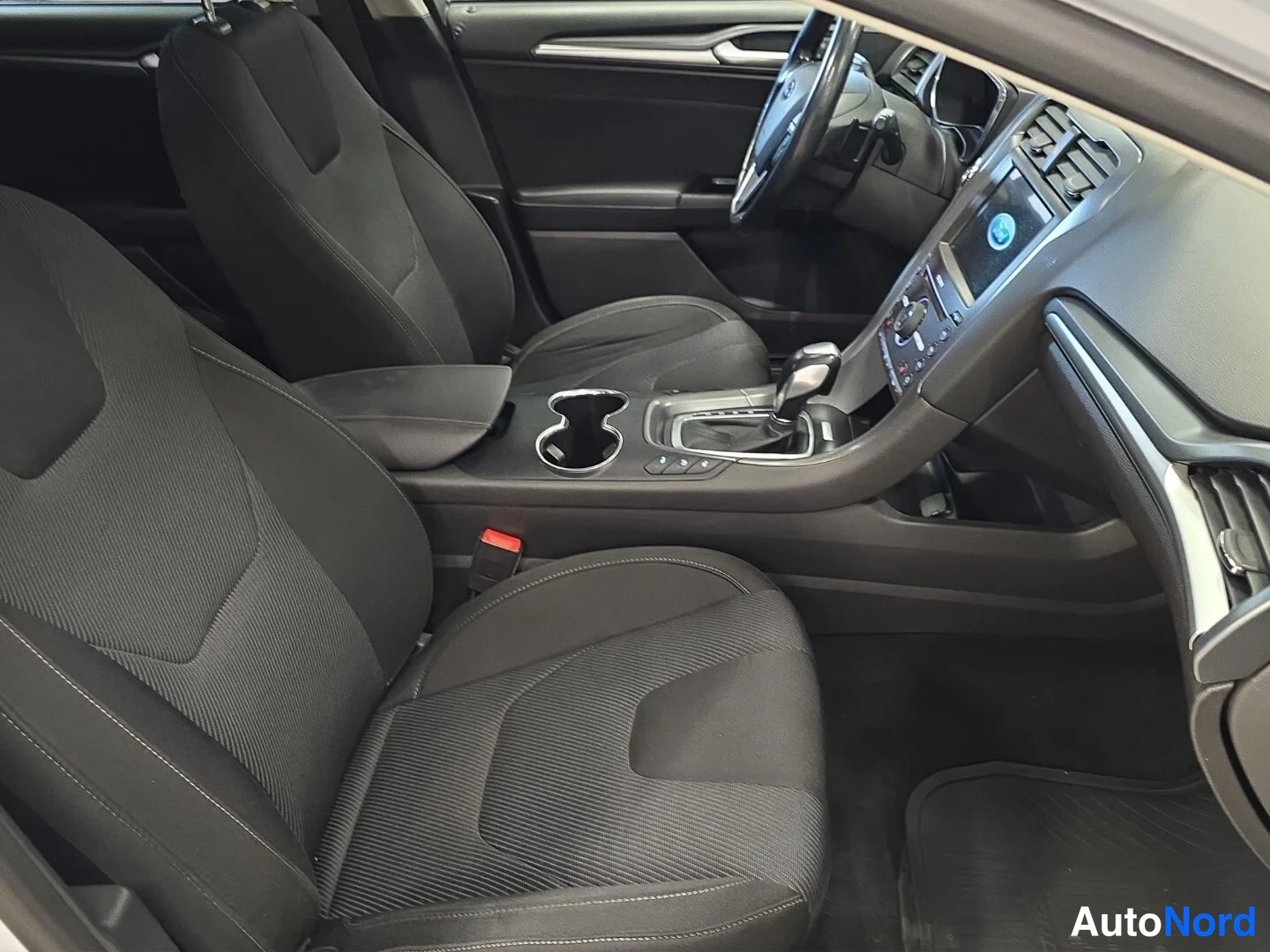 Valkoinen Ford Mondeo 2017, etuistuimet, kuva 12