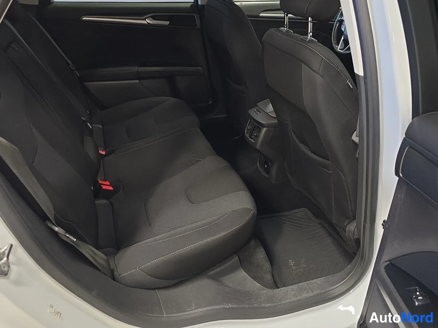 Valkoinen Ford Mondeo 2017, takaistuimet, kuva 13