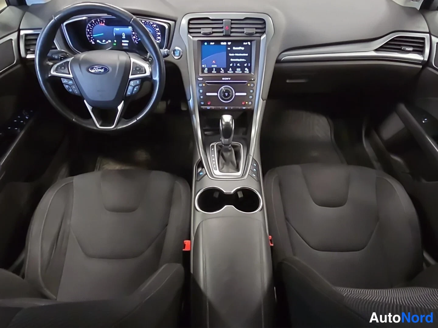 Valkoinen Ford Mondeo 2017, ohjaamo, kuva 10