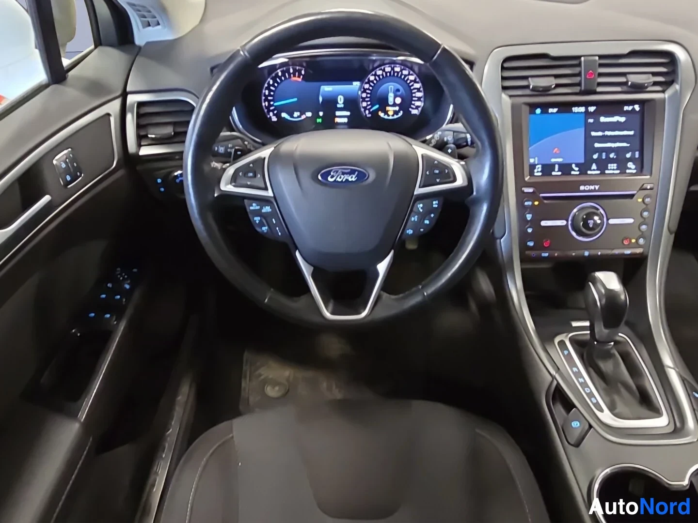 Valkoinen Ford Mondeo 2017, ohjaamo, kuva 11