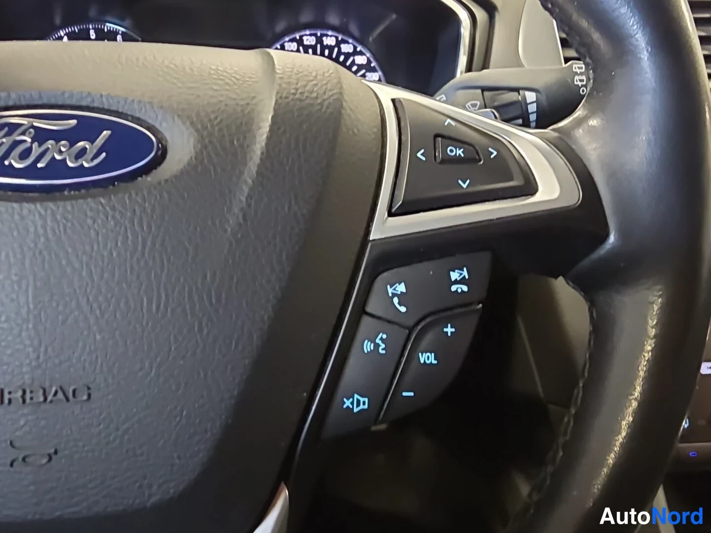 Valkoinen Ford Mondeo 2017, yksityiskohta, kuva 18
