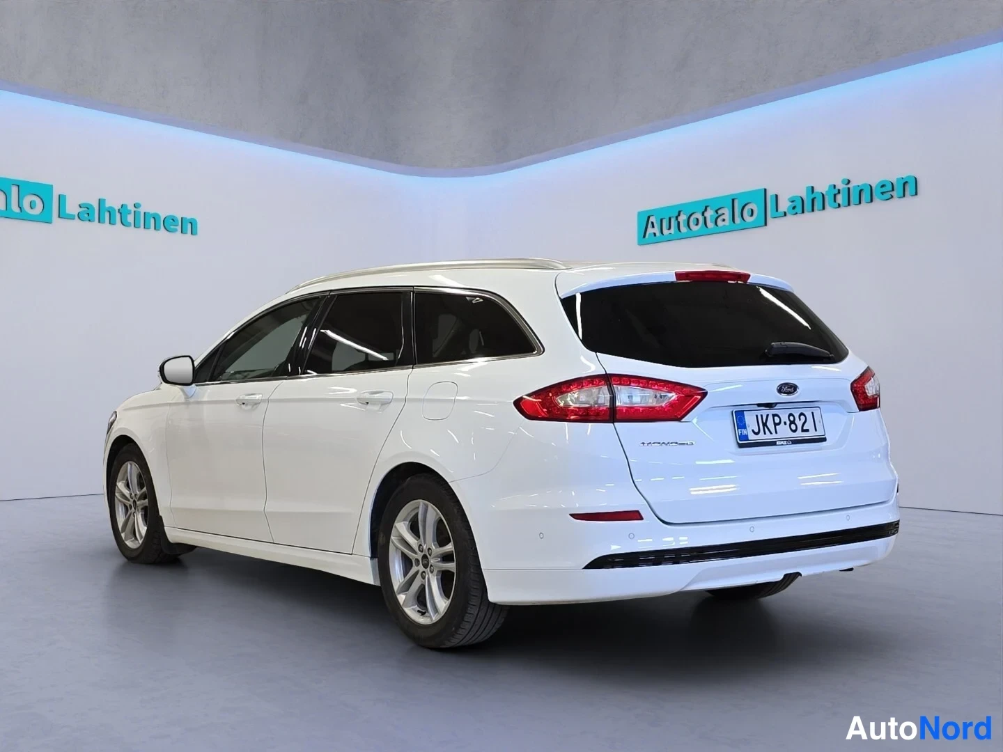 Valkoinen Ford Mondeo 2017, takaviisto, kuva 6