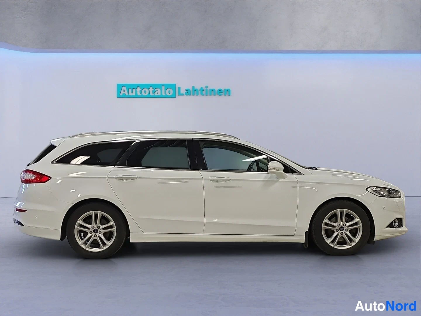 Valkoinen Ford Mondeo 2017, sivulta, kuva 5