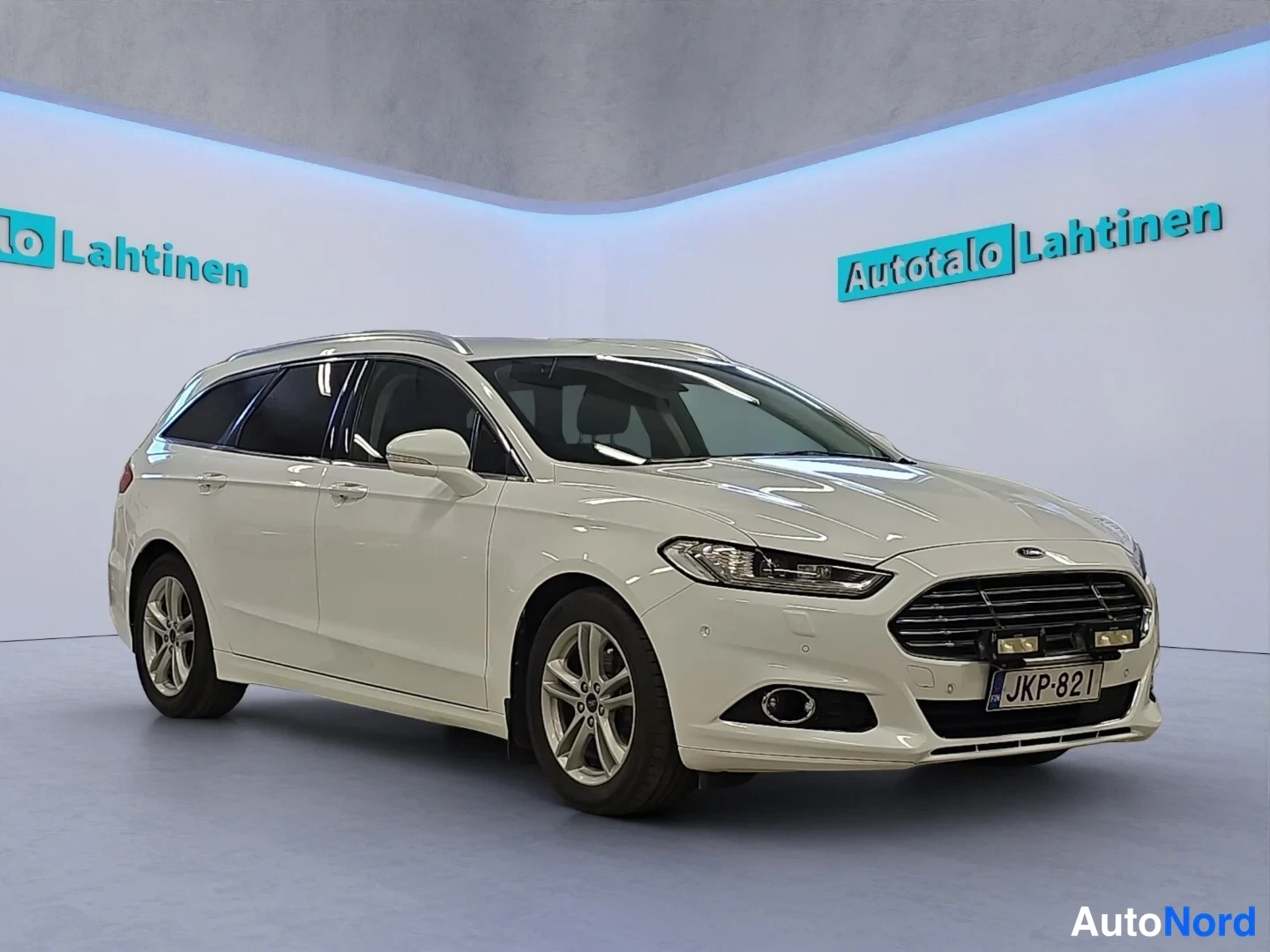 Valkoinen Ford Mondeo 2017, etuviisto, keula oikealle, kuva 2