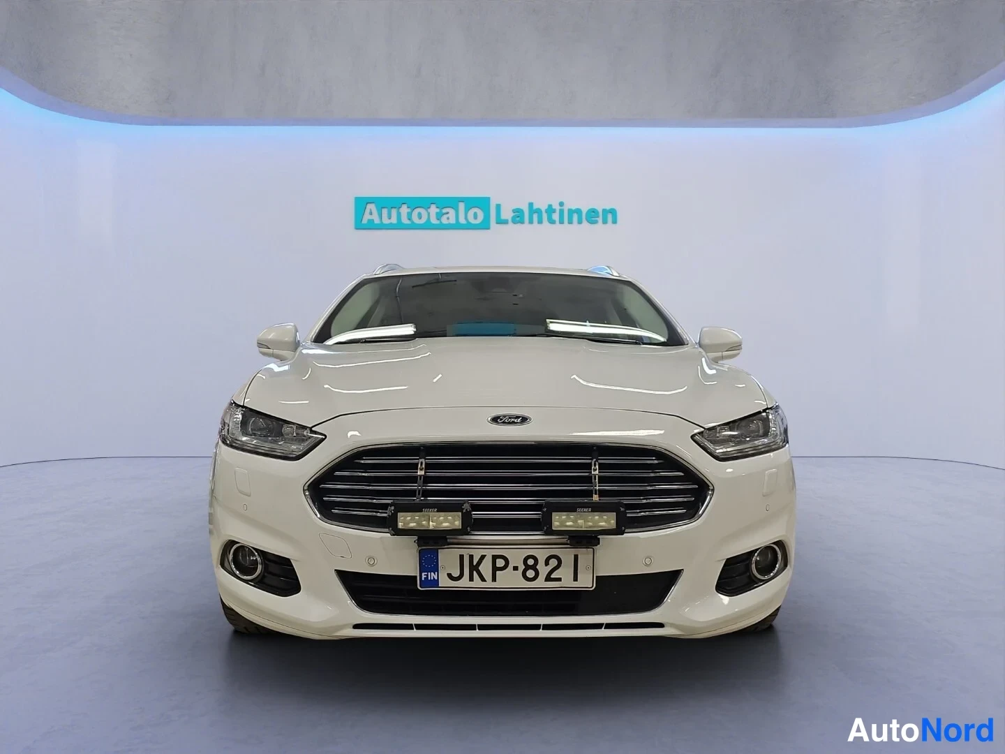 Valkoinen Ford Mondeo 2017, edestä, kuva 3