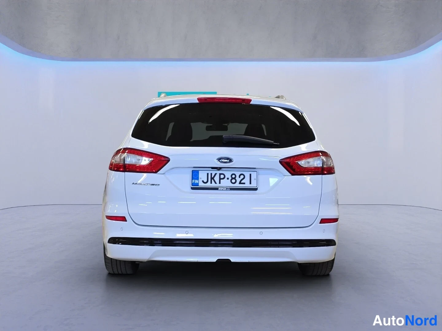 Valkoinen Ford Mondeo 2017, takaa, kuva 8