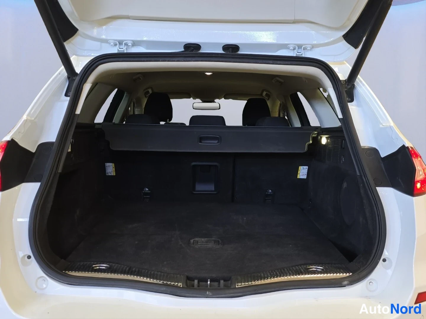 Valkoinen Ford Mondeo 2017, tavaratila, kuva 14