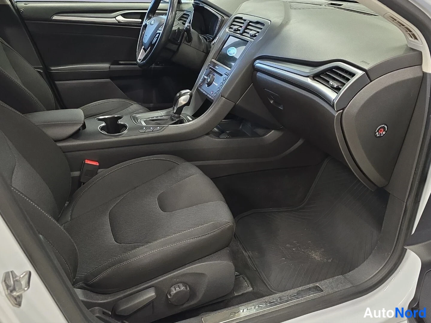 Valkoinen Ford Mondeo 2017, ohjaamo, kuva 9
