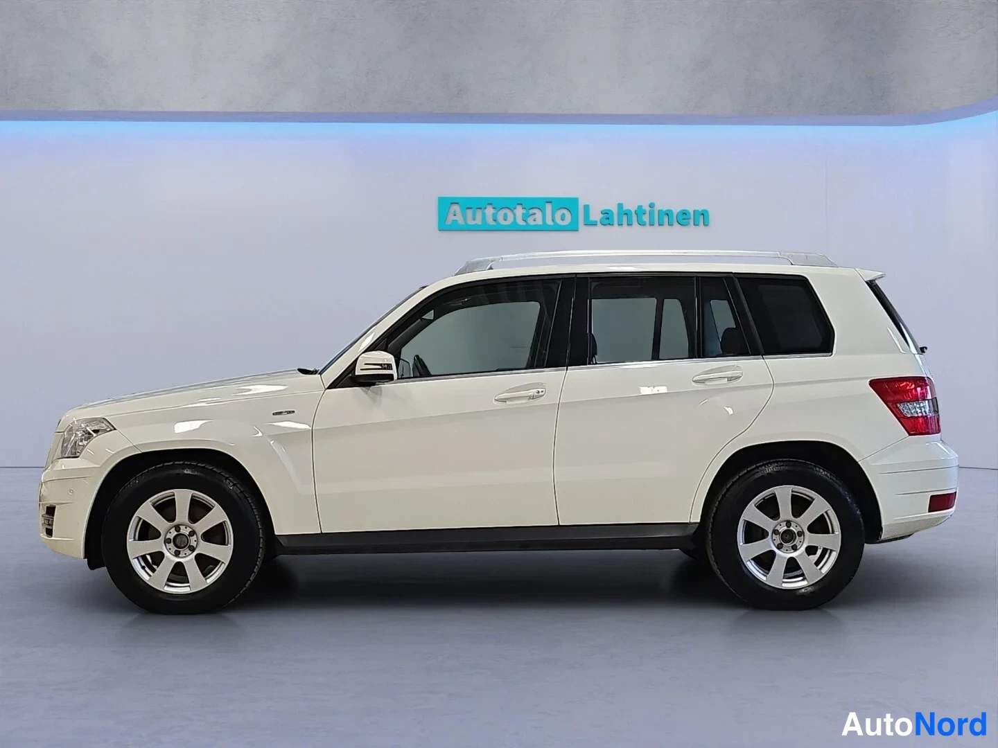 Valkoinen Mercedes-Benz GLK 2010, sivulta, kuva 4