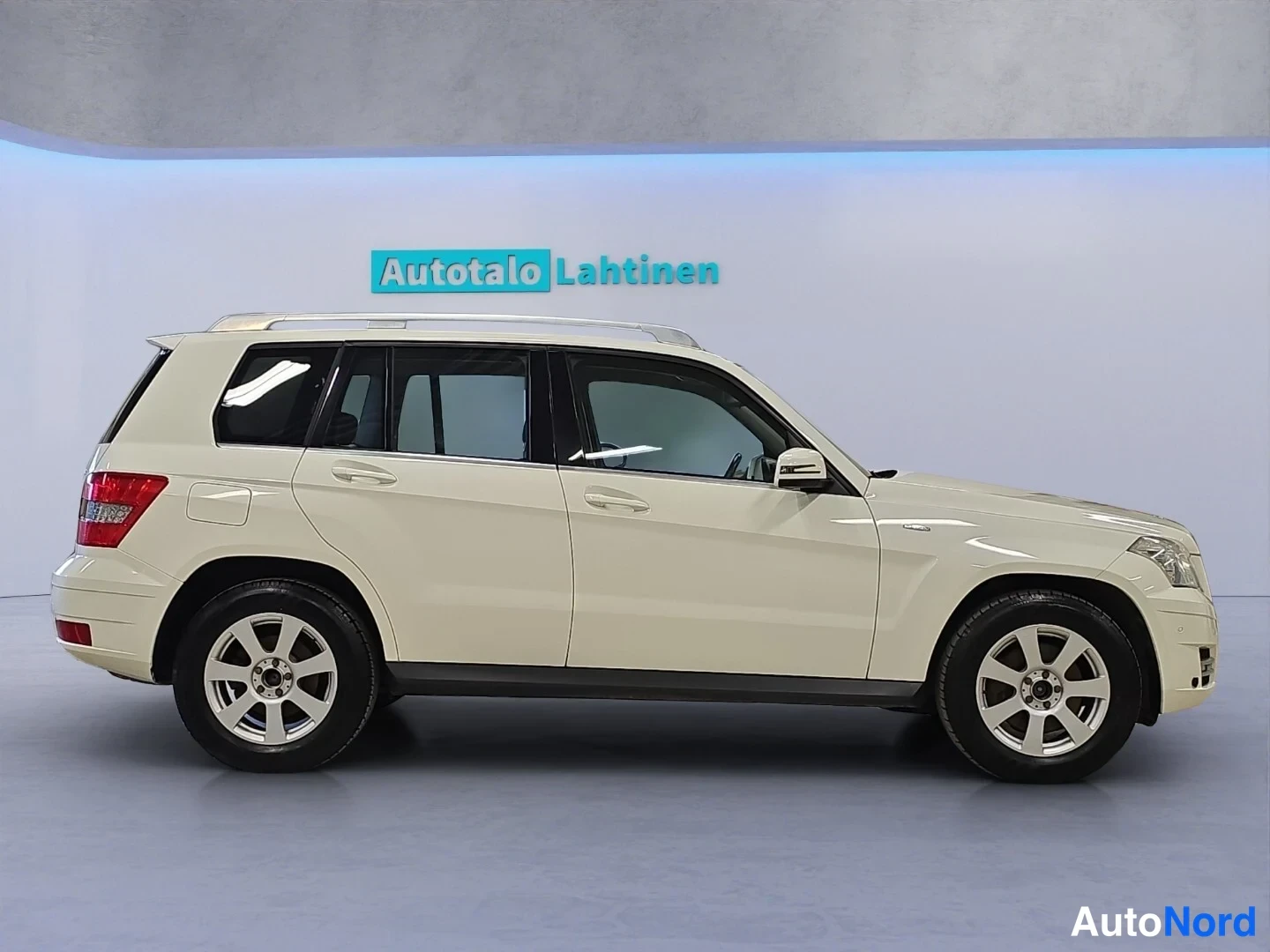 Valkoinen Mercedes-Benz GLK 2010, sivulta, kuva 5