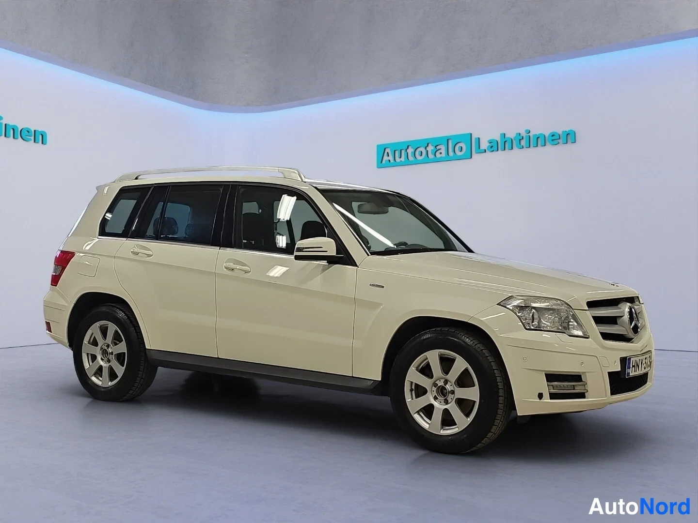 Valkoinen Mercedes-Benz GLK 2010, etuviisto, keula oikealle, kuva 2