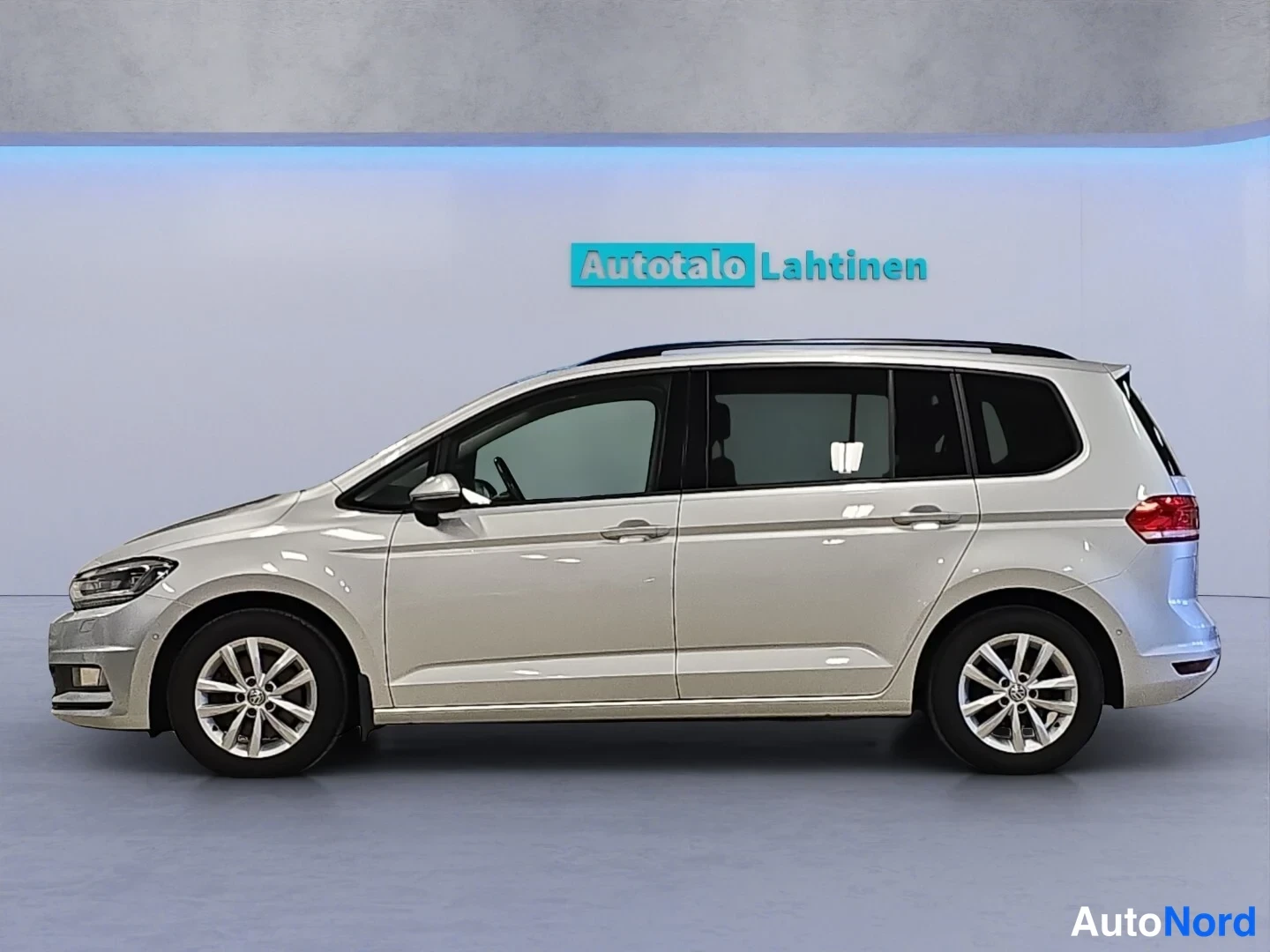 Hopea Volkswagen Touran 2017, etuviisto, keula vasemmalle, kuva 2