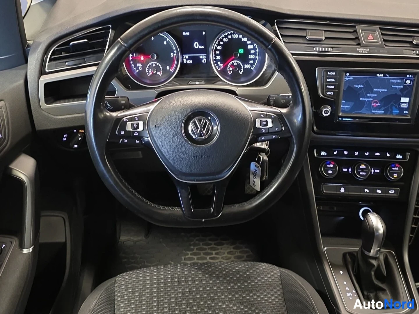 Hopea Volkswagen Touran 2017, ohjaamo, kuva 9