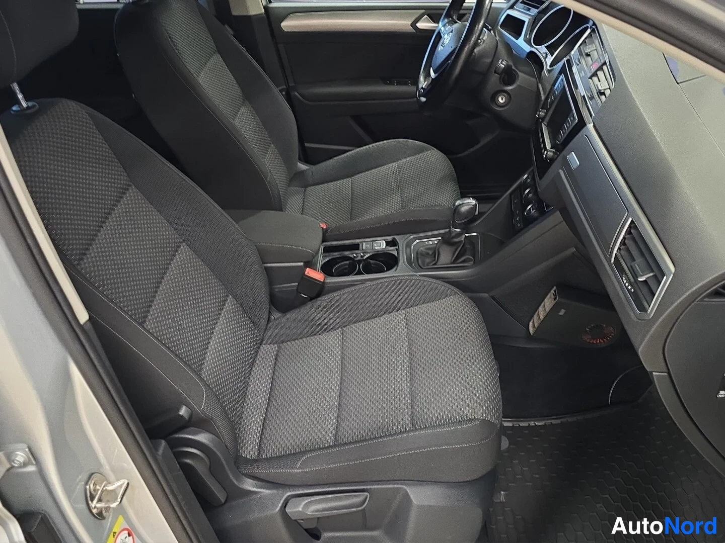 Hopea Volkswagen Touran 2017, etuistuimet, kuva 12