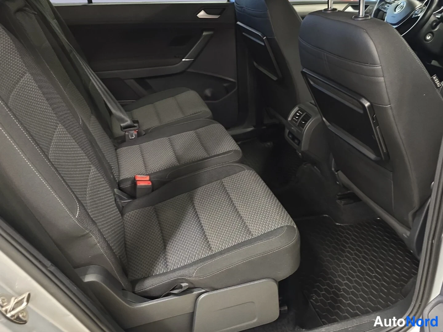 Hopea Volkswagen Touran 2017, takaistuimet, kuva 13