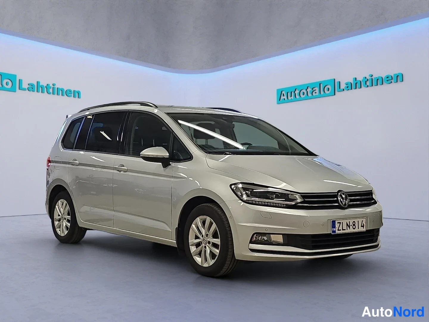 Hopea Volkswagen Touran 2017, etuviisto, keula oikealle, kuva 3