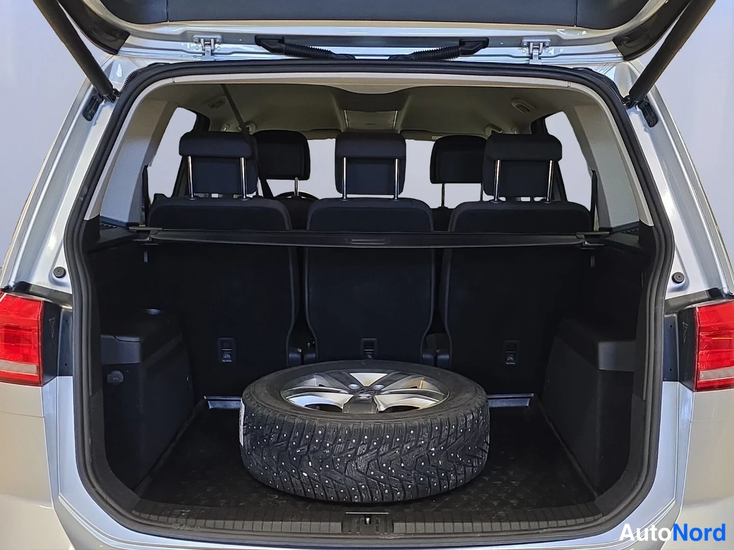 Hopea Volkswagen Touran 2017, tavaratila, kuva 14