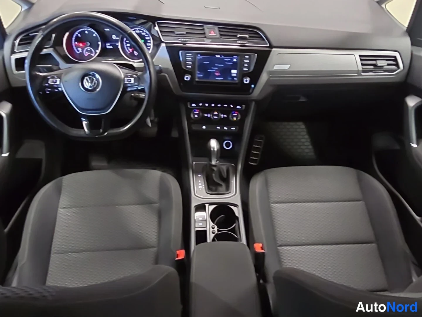 Hopea Volkswagen Touran 2017, ohjaamo, kuva 10