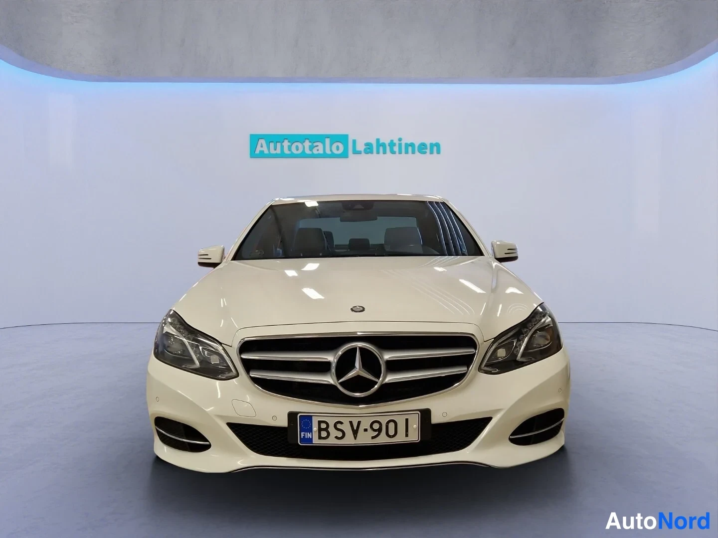 Vit Mercedes-Benz E 2015, framifrån, bild 3