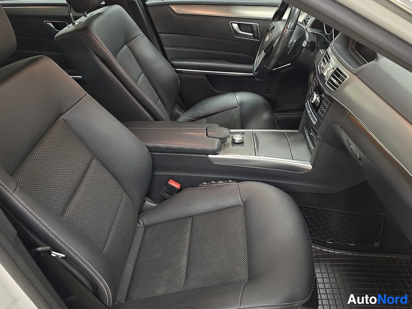 Vit Mercedes-Benz E 2015, framsäten, bild 11
