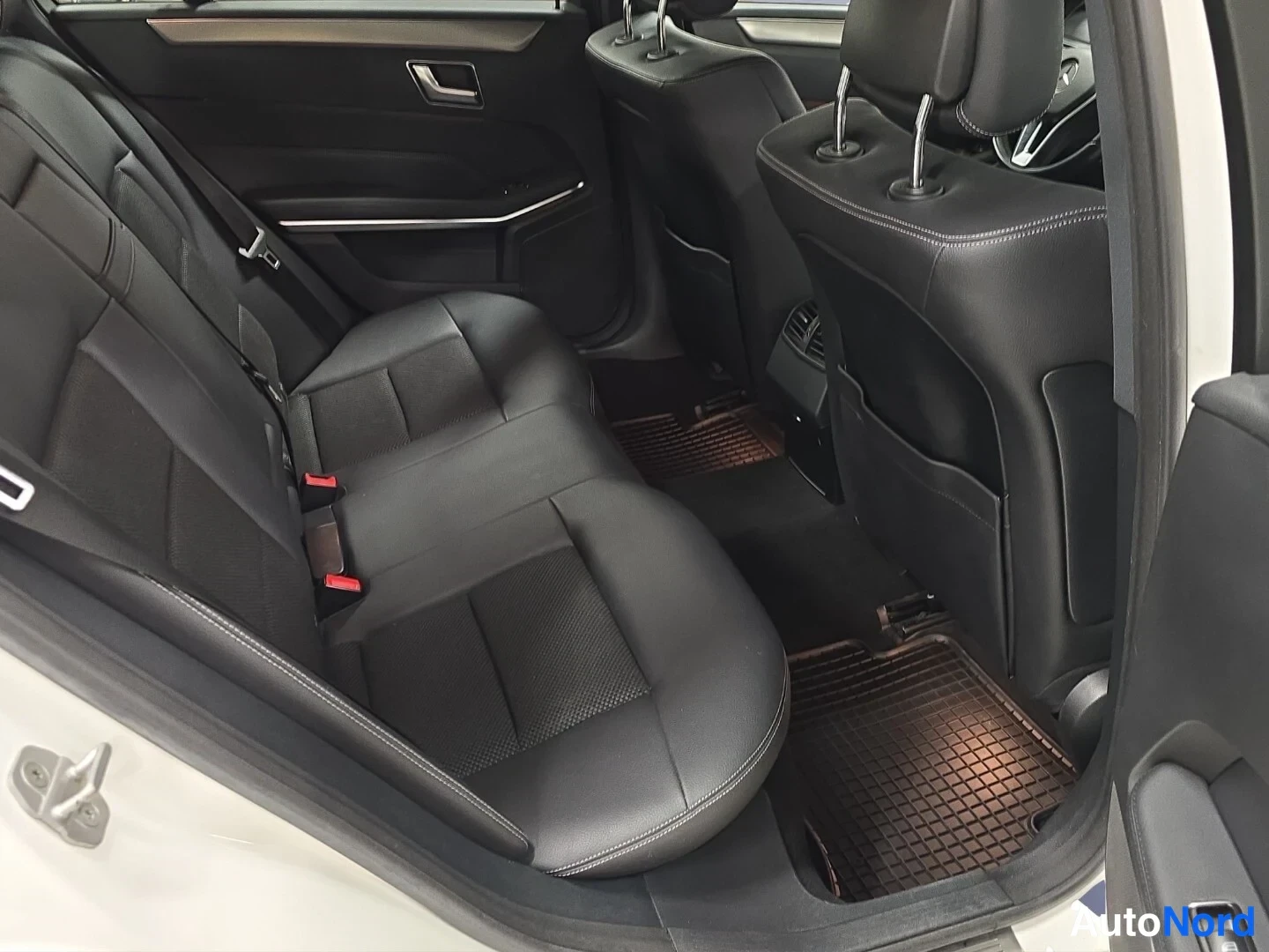 Vit Mercedes-Benz E 2015, baksäten, bild 12