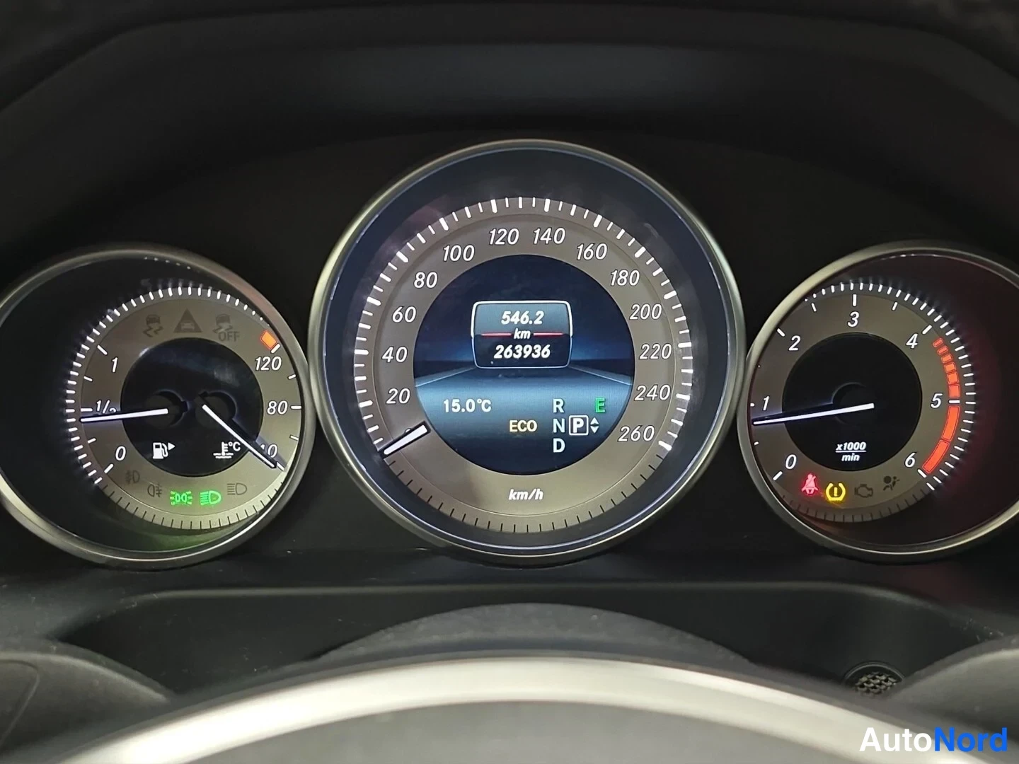 Vit Mercedes-Benz E 2015, detalj, bild 14