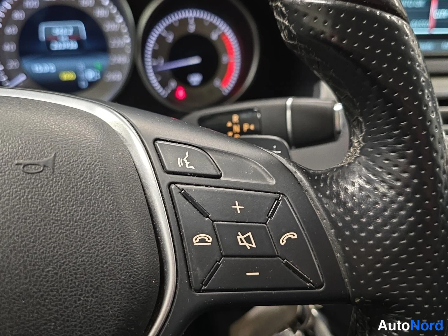 Vit Mercedes-Benz E 2015, detalj, bild 15