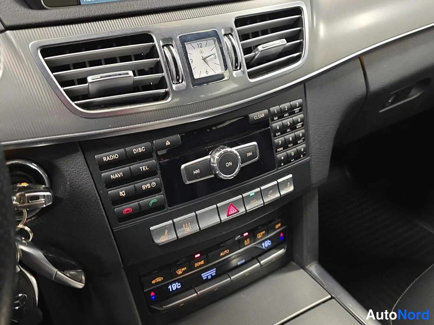 Vit Mercedes-Benz E 2015, detalj, bild 16