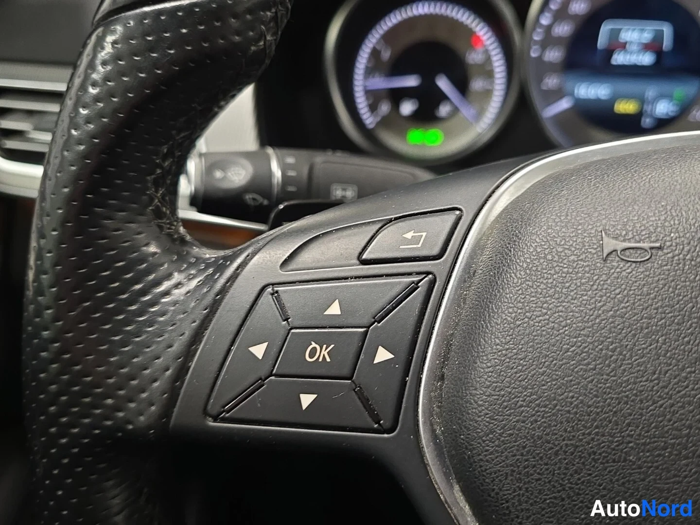 Vit Mercedes-Benz E 2015, detalj, bild 17