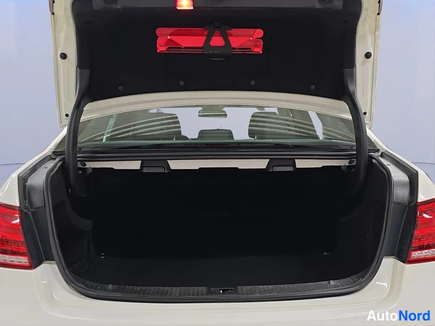Vit Mercedes-Benz E 2015, bagageutrymme, bild 13