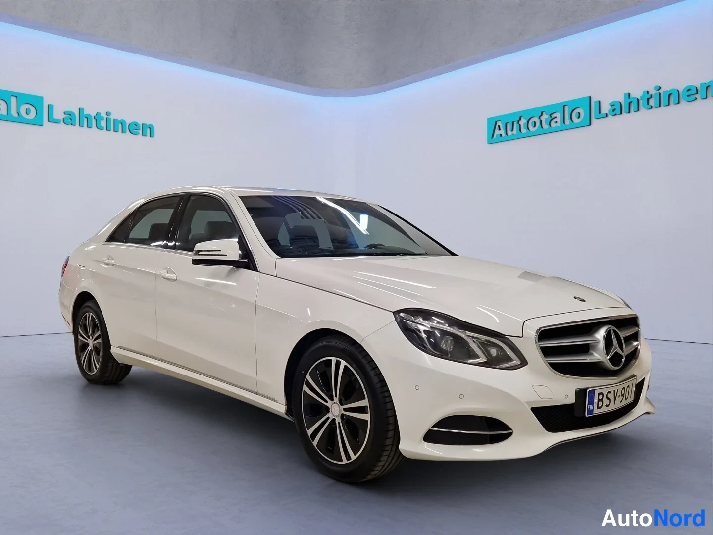 Vit Mercedes-Benz E 2015, snett framifrån, fronten åt höger, bild 2