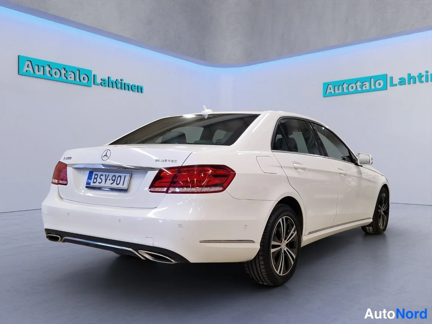 Vit Mercedes-Benz E 2015, snett bakifrån, bild 6