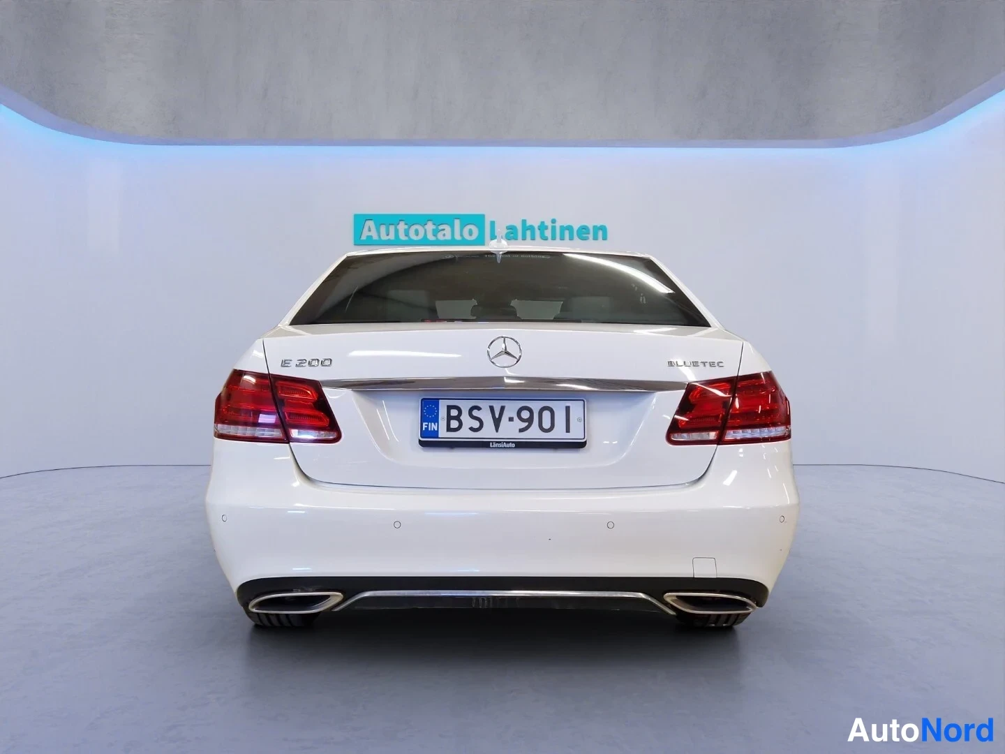 Vit Mercedes-Benz E 2015, bakifrån, bild 8