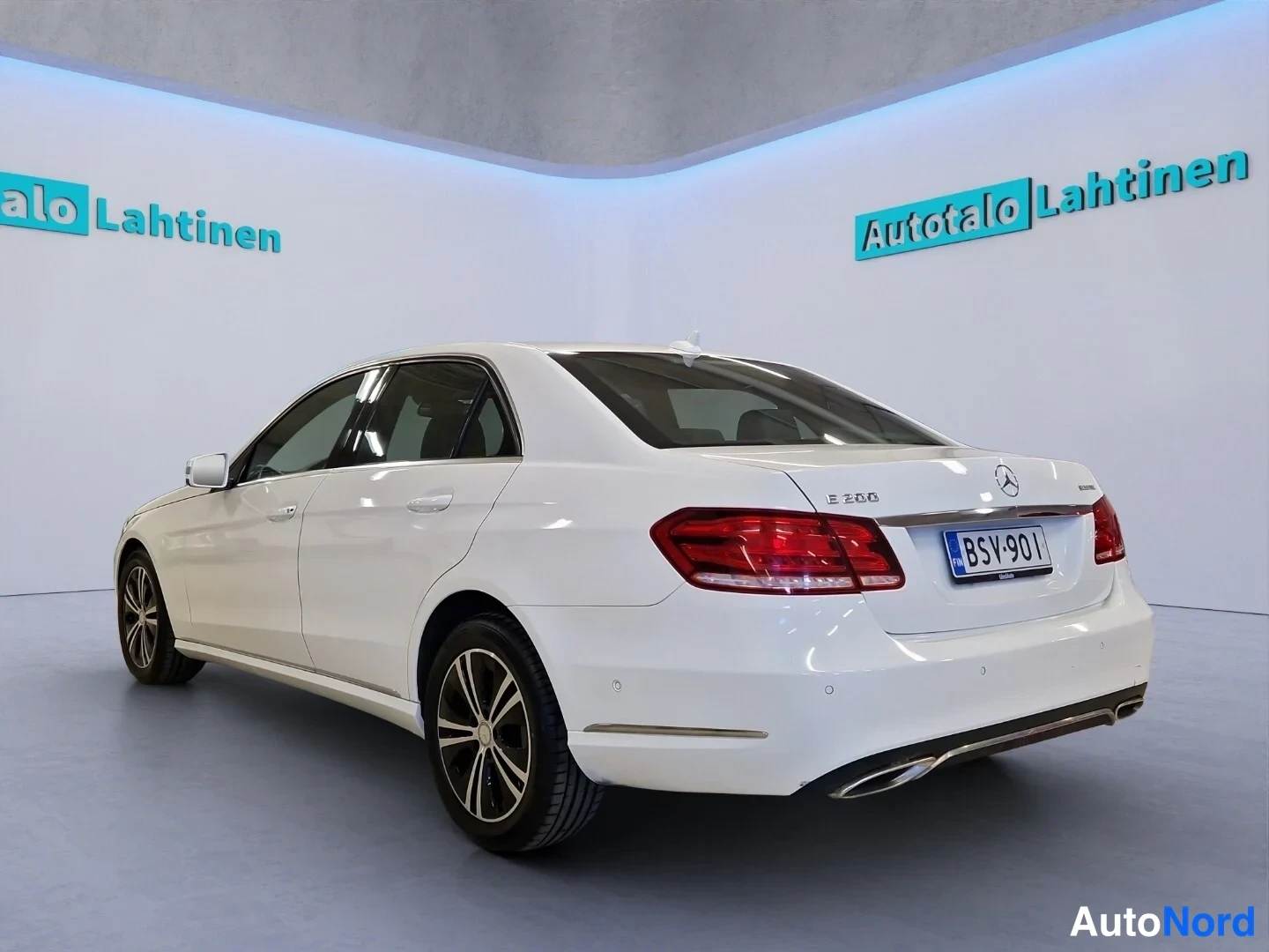 Vit Mercedes-Benz E 2015, snett bakifrån, bild 7