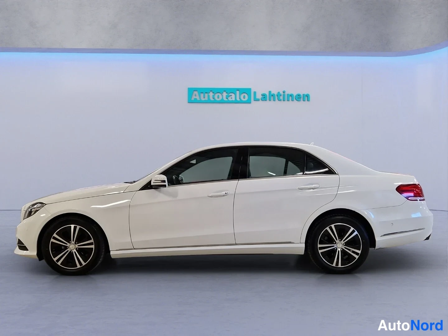 Vit Mercedes-Benz E 2015, från sidan, bild 5