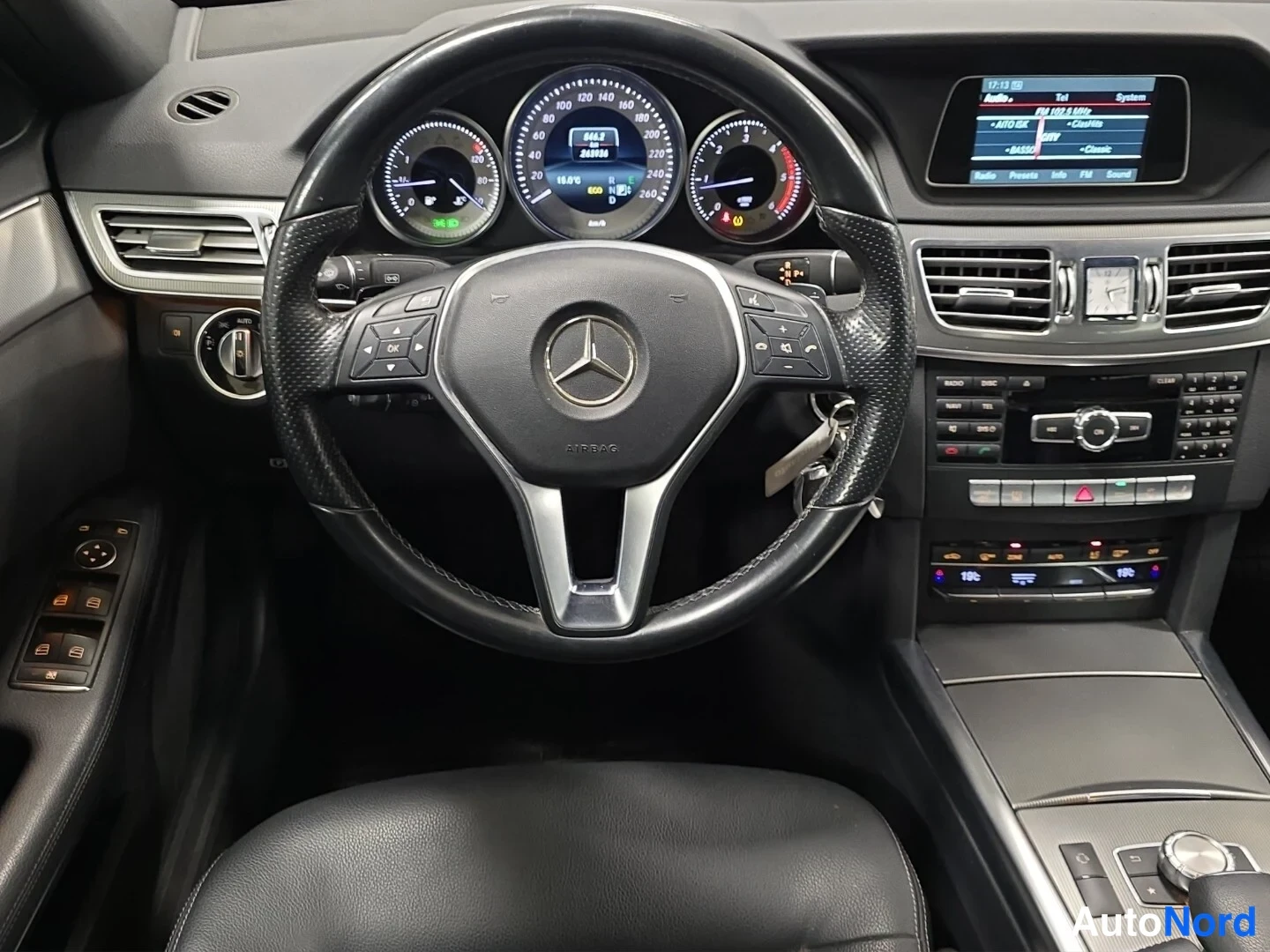 Vit Mercedes-Benz E 2015, förarplats, bild 9