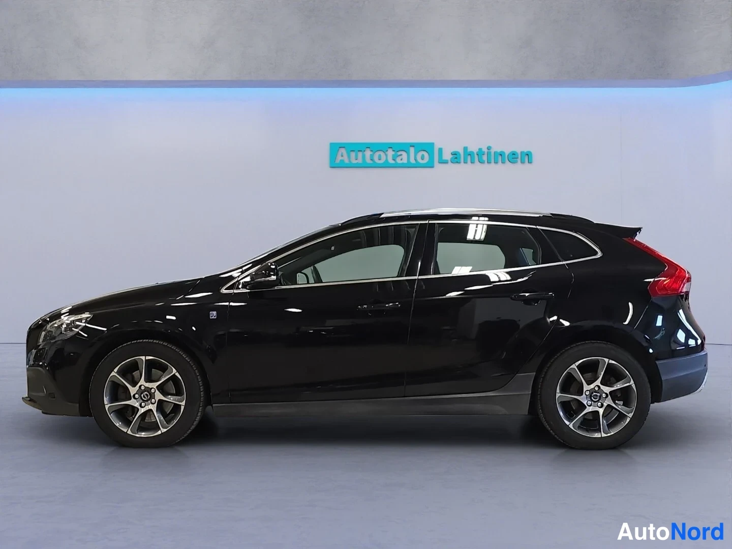 Musta Volvo V40 Cross Country 2016, sivulta, kuva 5