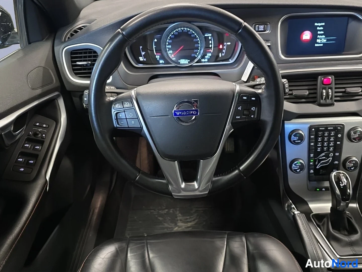 Musta Volvo V40 Cross Country 2016, ohjaamo, kuva 9