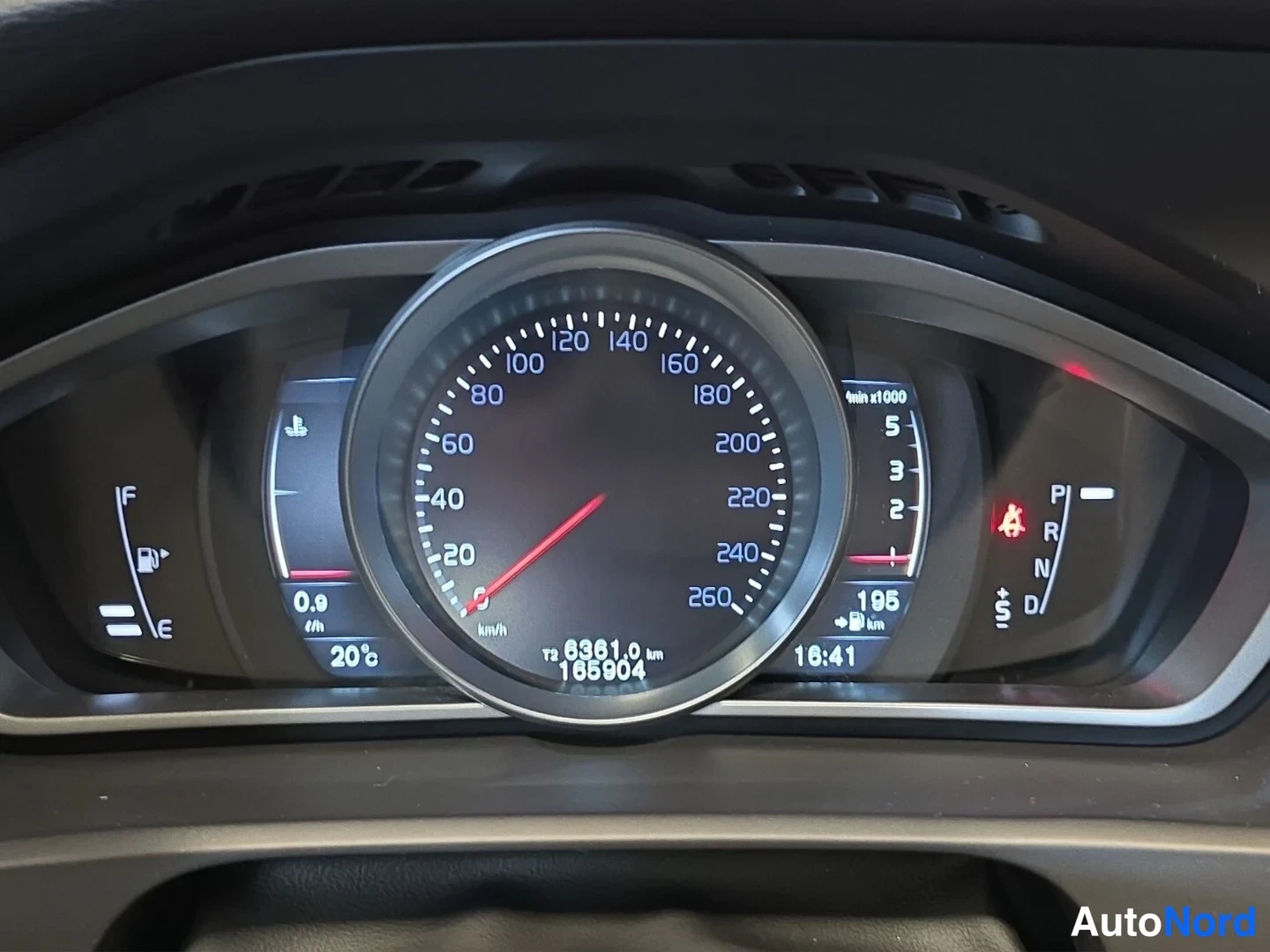 Musta Volvo V40 Cross Country 2016, yksityiskohta, kuva 15