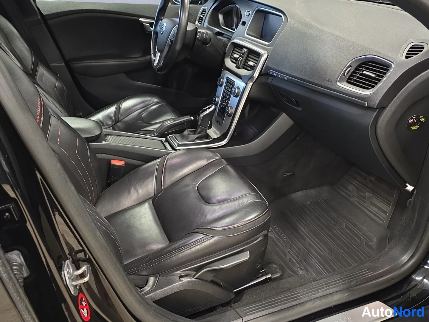 Musta Volvo V40 Cross Country 2016, ohjaamo, kuva 10