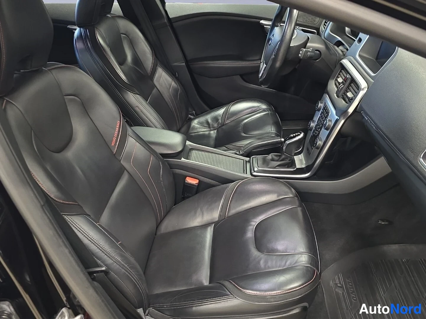 Musta Volvo V40 Cross Country 2016, etuistuimet, kuva 12