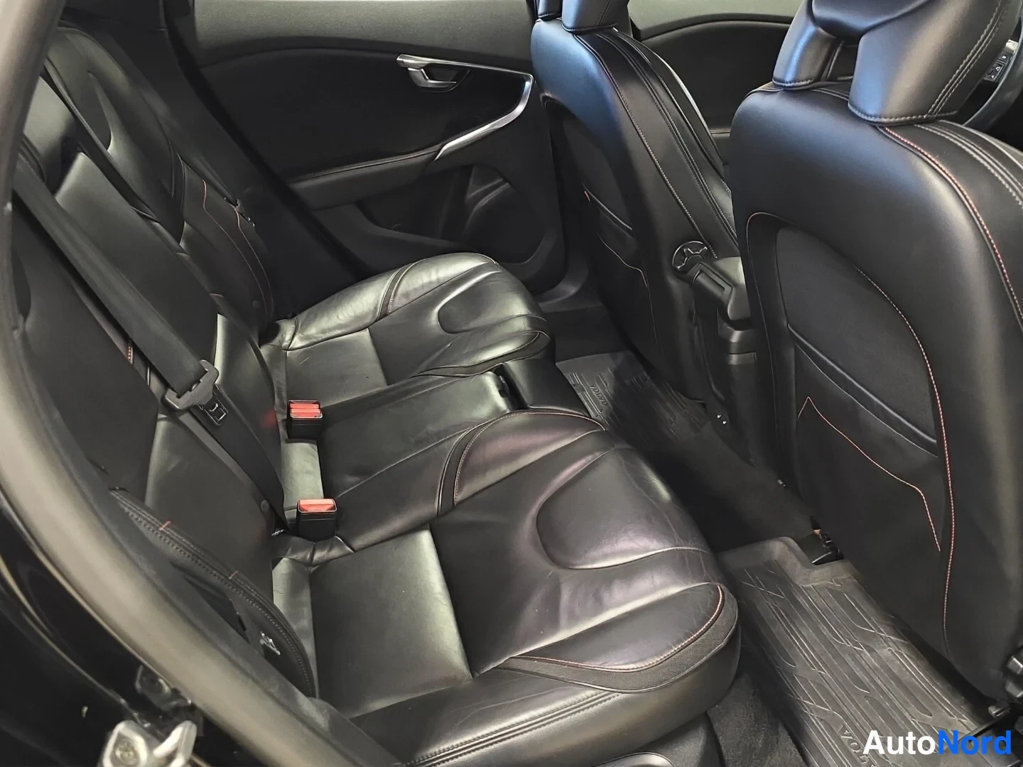 Musta Volvo V40 Cross Country 2016, takaistuimet, kuva 13