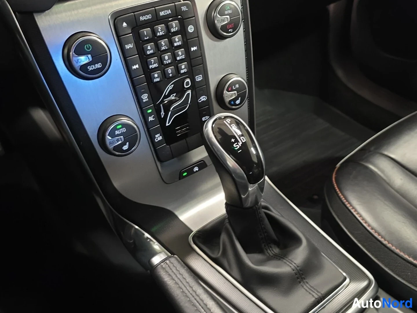 Musta Volvo V40 Cross Country 2016, yksityiskohta, kuva 16