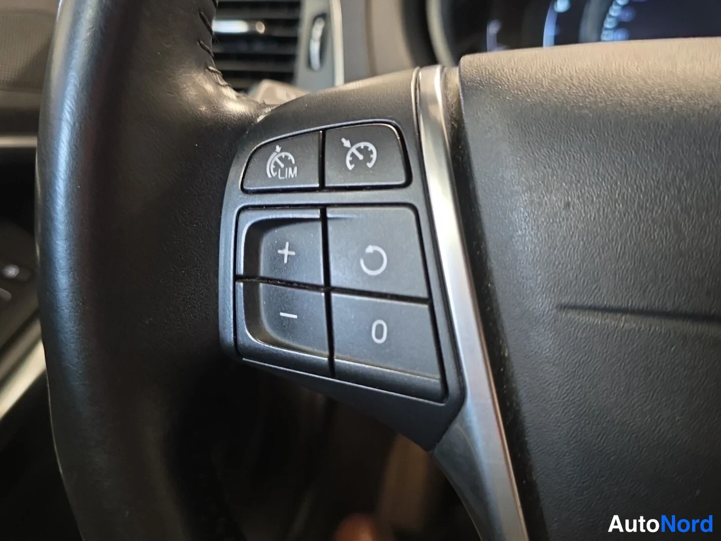 Musta Volvo V40 Cross Country 2016, yksityiskohta, kuva 18