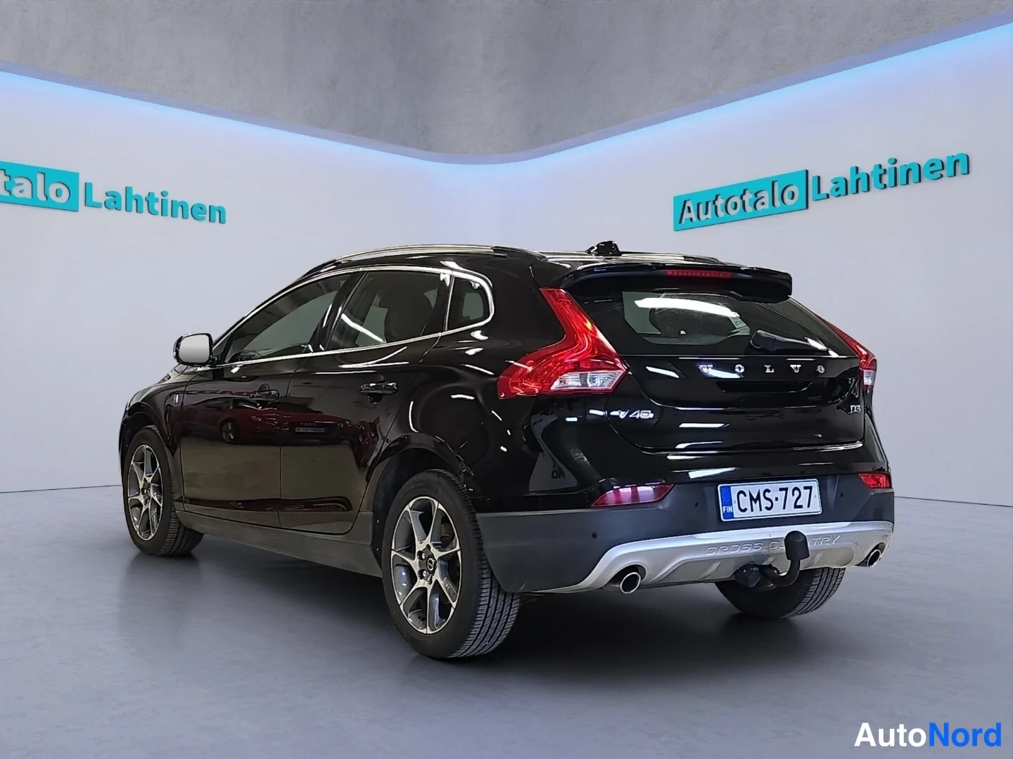 Musta Volvo V40 Cross Country 2016, takaviisto, kuva 6