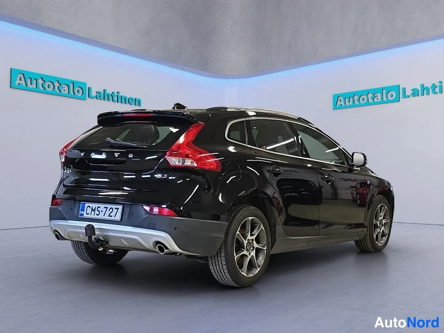 Musta Volvo V40 Cross Country 2016, takaviisto, kuva 7