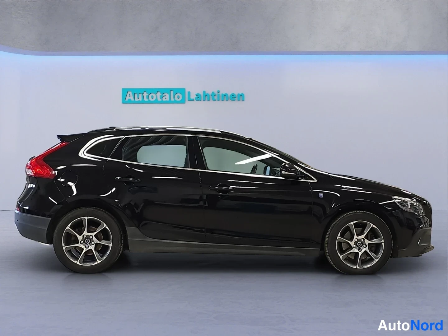 Musta Volvo V40 Cross Country 2016, sivulta, kuva 4
