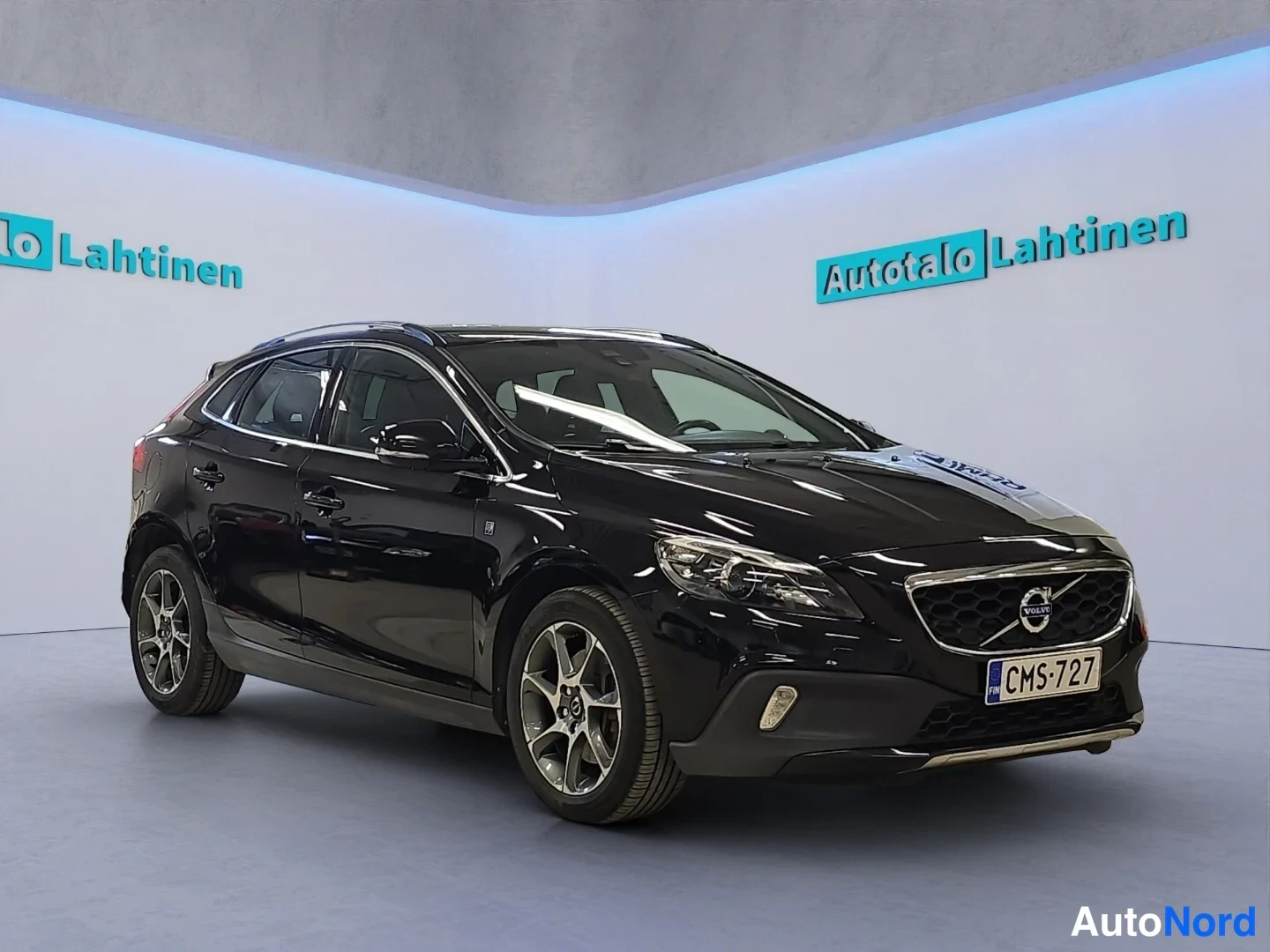 Musta Volvo V40 Cross Country 2016, etuviisto, keula oikealle, kuva 2